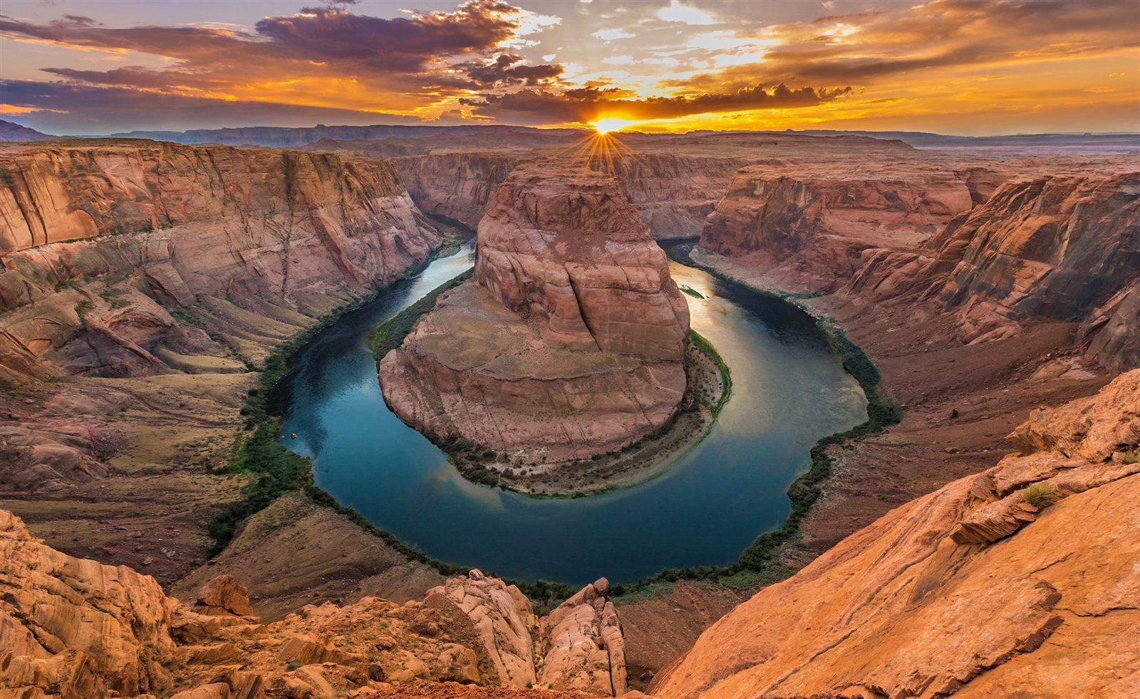Horseshoe Bend's 270-degree curve of the Colorado River at sunset